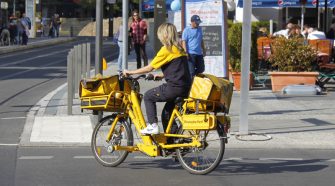 Kurierzy DHL Parcel na elektrycznych rowerach